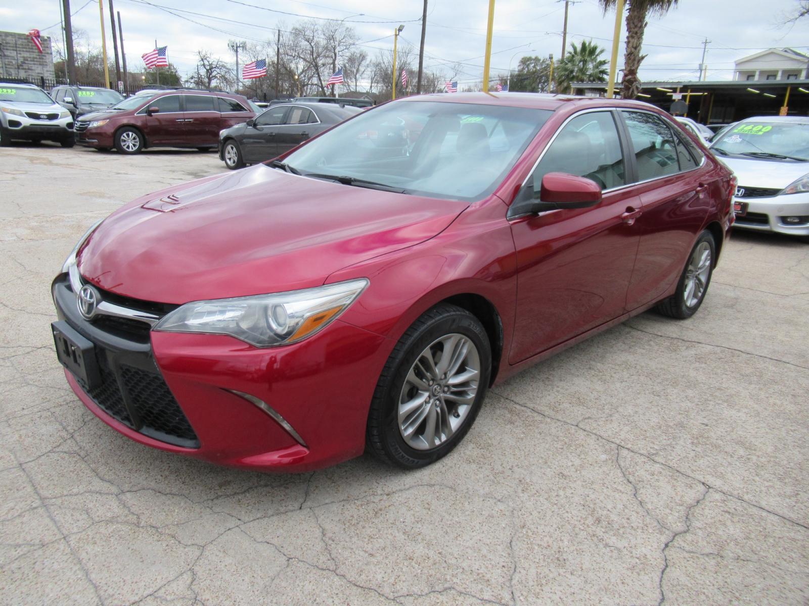 2016 Red /Gray Toyota Camry SE (4T1BF1FK0GU) with an 2.5L L4 DOHC 16V engine, Automatic transmission, located at 1511 North Shepherd Dr., Houston, TX, 77008, (281) 657-1221, 29.798361, -95.412560 - 2016 TOYOTA CAMRY SE VIN: 4T1BF1FK0GU603177 4 T 1 B F 1 F K 0 G U 6 0 3 1 7 7 SEDAN 4 DR 2.5L I4 F DOHC 16V GASOLINE FRONT WHEEL DRIVE - Photo #21